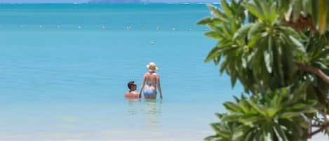 Plage, sable blanc, chaises longues, parasols