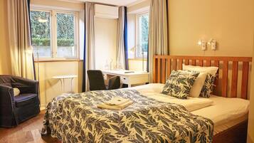 Room | Desk, soundproofing, iron/ironing board, free WiFi