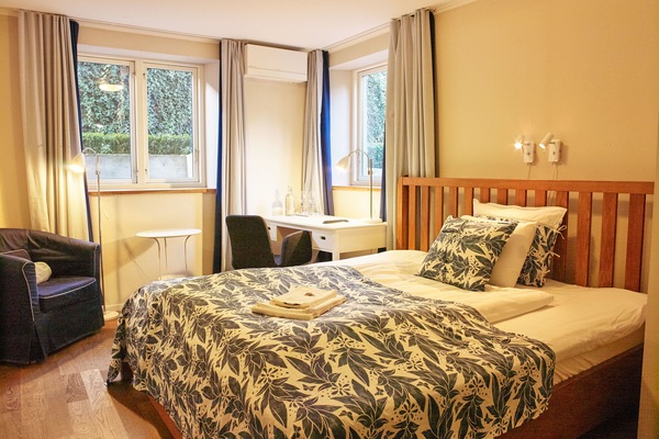 Room | Desk, soundproofing, iron/ironing board, free WiFi