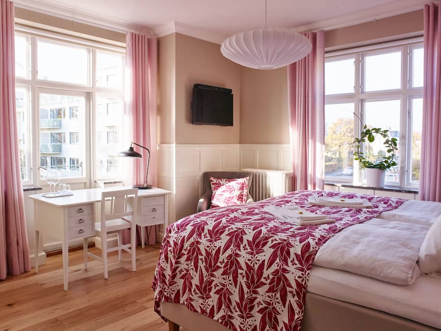 Deluxe Double Room | Desk, soundproofing, iron/ironing board (on request), WiFi (free)