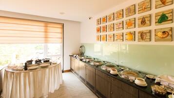 Se sirven desayunos, almuerzos y cenas; cocina india