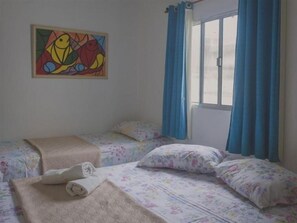 Minibar, bed sheets - Pousada Lunmar (Fernando de Noronha)