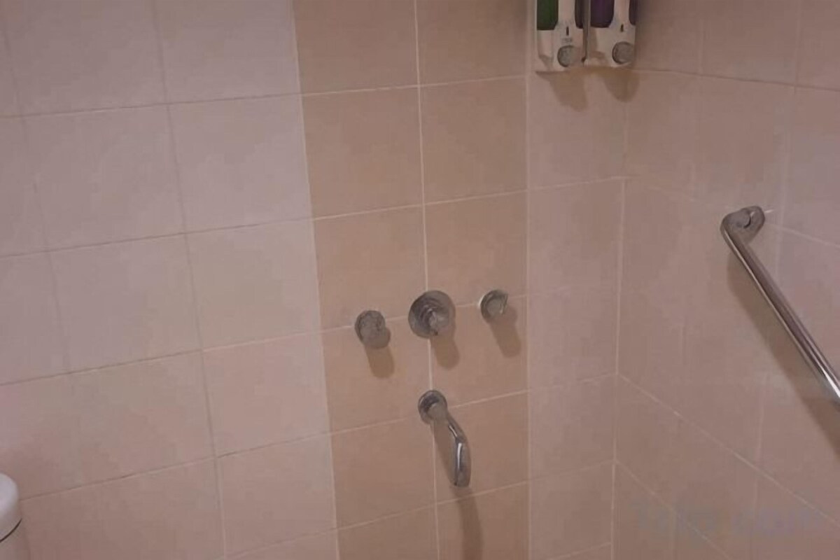 Ducha, artículos de higiene personal gratuitos, zapatillas y toallas