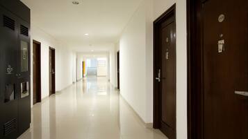 Smart Room Queen | Bathroom | Shower, free toiletries, slippers, towels