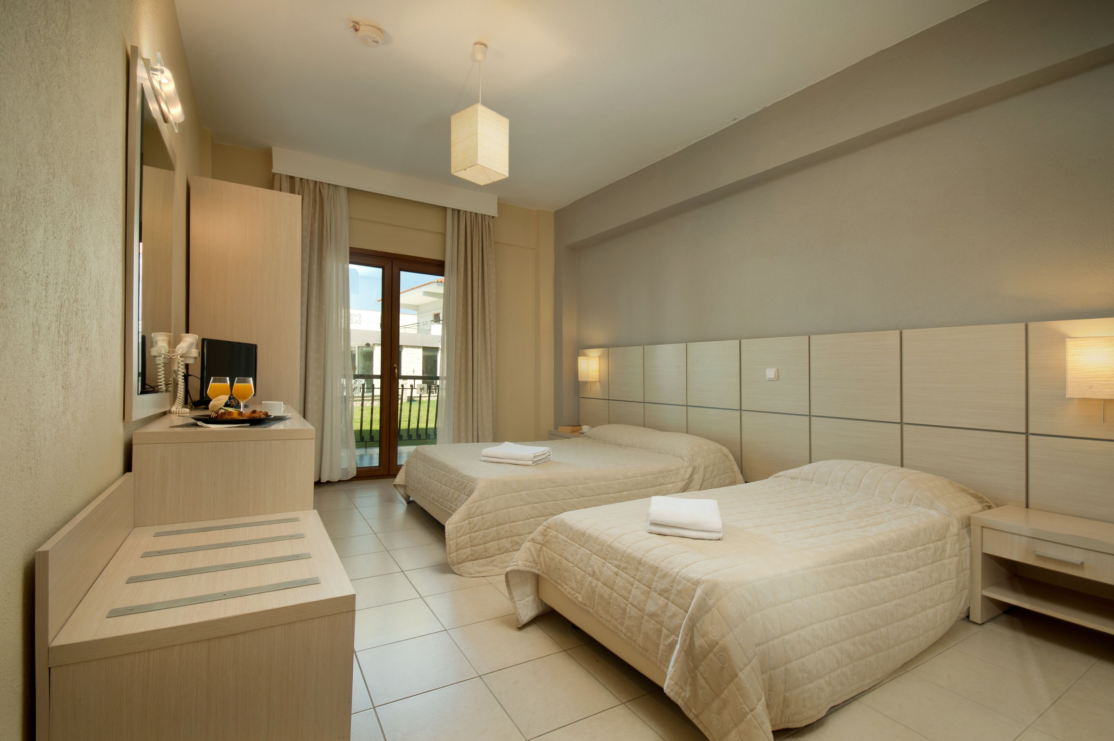 Standard-Dreibettzimmer, Poolblick | Verdunkelungsvorhänge, schallisolierte Zimmer, kostenlose Babybetten