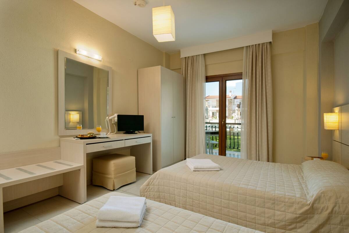 Chambre Triple Standard, vue piscine