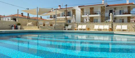 AuĂenpool, Sonnenschirme, LiegestĂŒhle