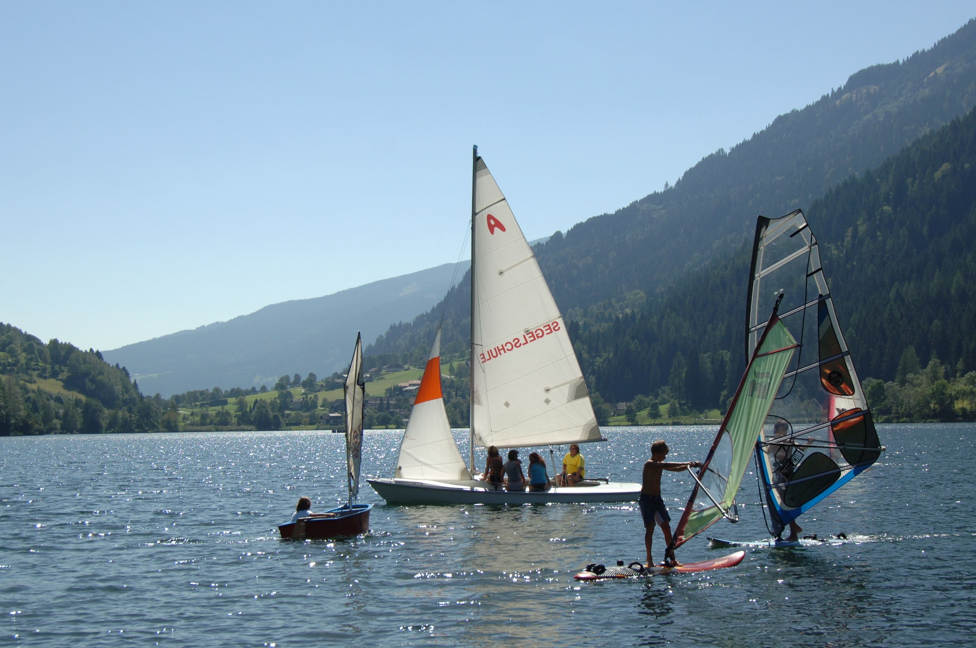 Un lac où l’on peut faire de la voile et de la planche à voile.