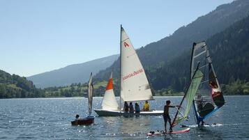 Un lac où l’on peut faire de la voile et de la planche à voile.