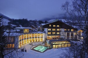 Fachada de la propiedad por la tarde o noche