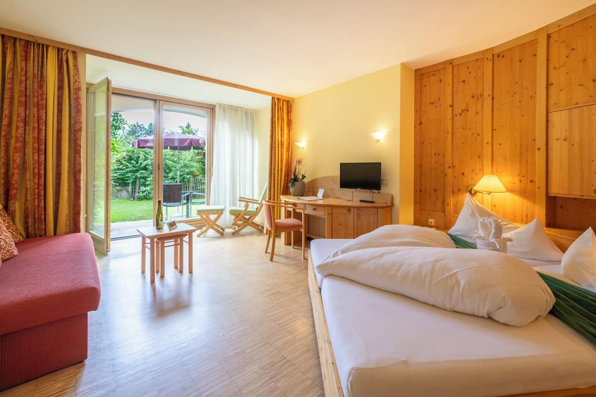Premium bedding, in-room safe, individually decorated