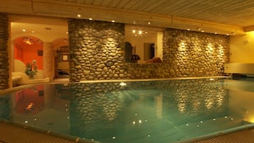 Innenpool, Außenpool, Sonnenschirme, Liegestühle
