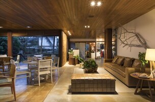 Serviço de café da manhã, almoço, jantar; vistas para a piscina