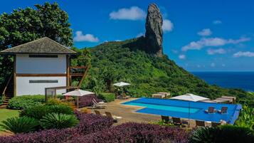 Utomhuspool, parasoller och solstolar