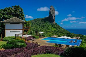 Outdoor pool, pool umbrellas, pool loungers - Pousada Morena (Fernando de Noronha)