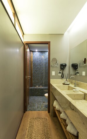 Premium-bungalow | Badeværelse | Designertoiletartikler, hårtørrer, håndklæder