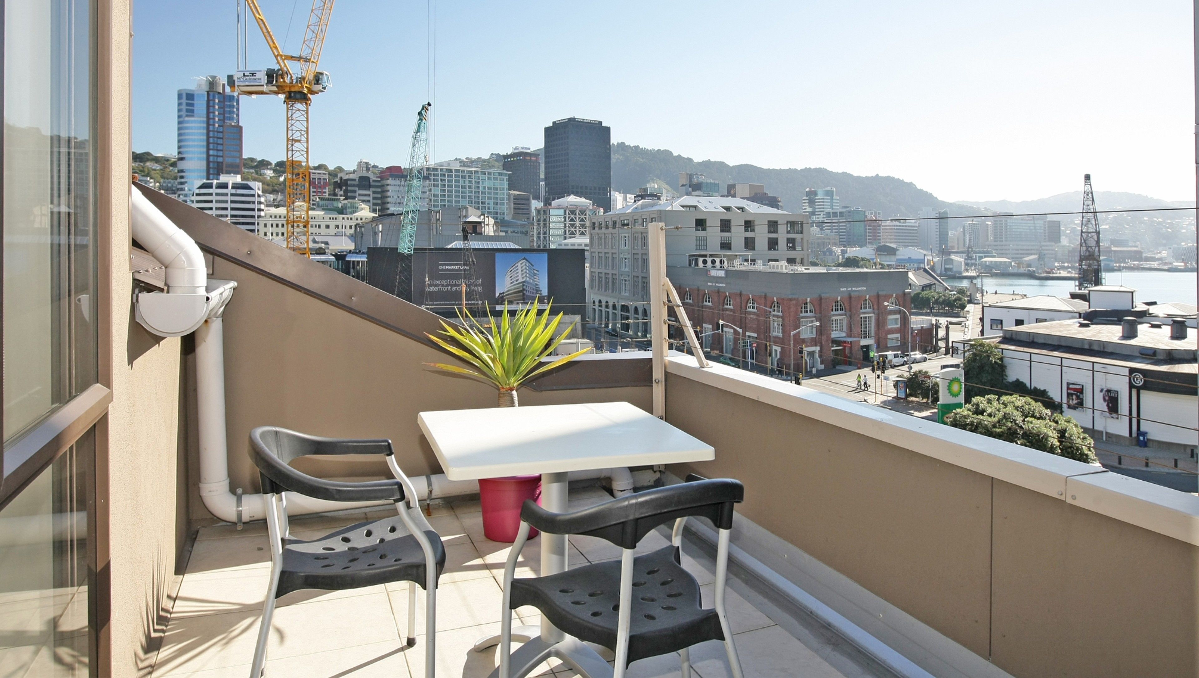 studio, 1 queen bed, harbour view | balcony