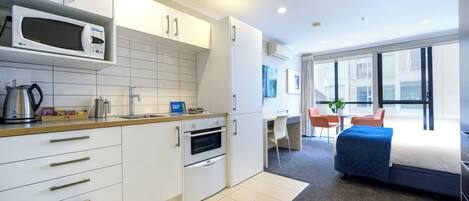 Estudio, 1 cama de matrimonio | Edredones de plumas, escritorio, cortinas opacas