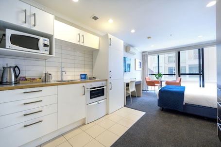 Studio, 1 Queen Bed | Down comforters, desk, blackout drapes, soundproofing