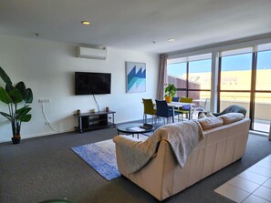 Apartamento, 2 quartos, banheiro privativo | Área de estar | TV LCD 50 polegadas com canais de TV premium, TV, Netflix