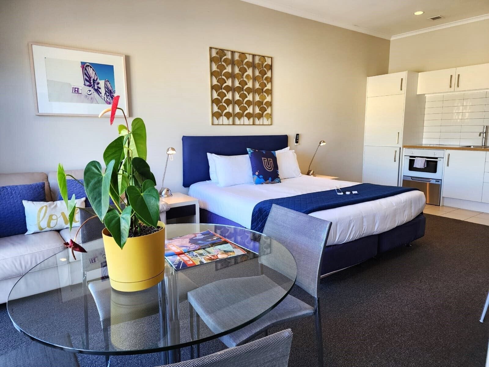 Cubrecamas, escritorio, cortinas blackout y sistema de insonorización 