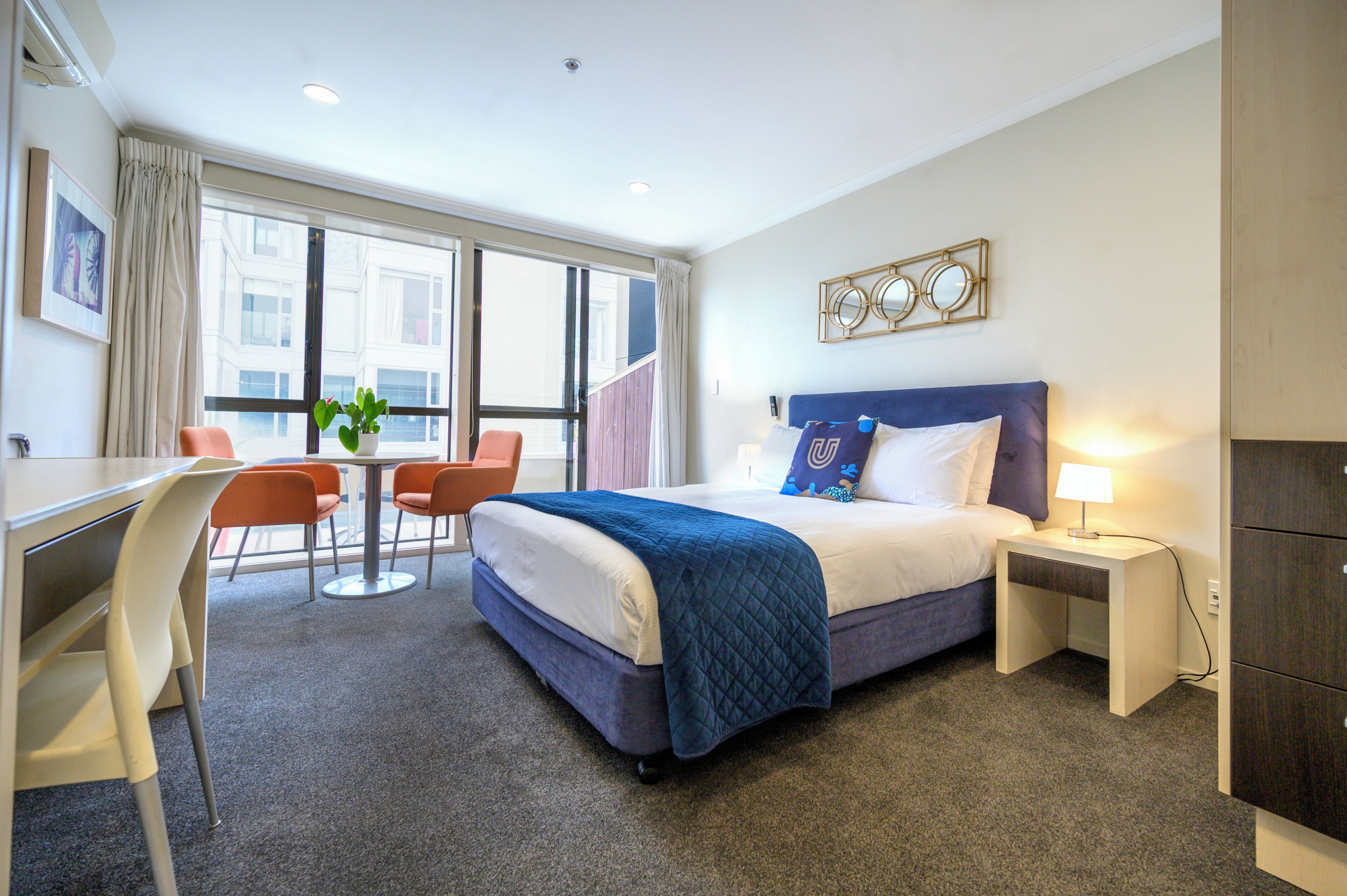 Cubrecamas, escritorio, cortinas blackout y sistema de insonorización 