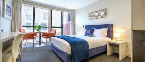 Studio, 1 Queen Bed | Down comforters, desk, blackout drapes, soundproofing