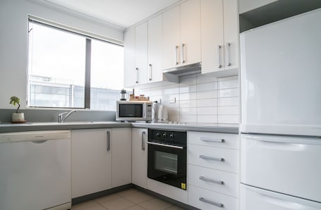 Apartment, 2 Bedrooms, Private Bathroom | Private kitchen | Fridge, microwave, oven, stovetop
