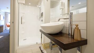 Studio, 1 grand lit | Salle de bain | Douche, articles de toilette gratuits, sèche-cheveux, peignoirs