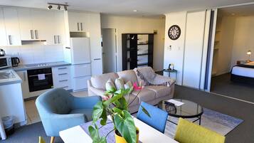 Apartamento, 2 habitaciones, baño privado | Zona de estar | Televisión LCD de 50 pulgadas con canales premium, una televisión