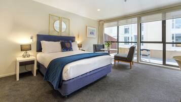 Studio, 1 Queen Bed | Down comforters, desk, blackout drapes, soundproofing