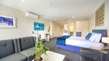 Cubrecamas, escritorio, cortinas blackout y sistema de insonorización