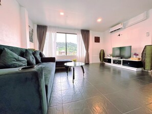 ห้องพรีเมียมดับเบิล, ใช้สระว่ายน้ำได้ | บริเวณนั่งเล่น | ทีวี 32 นิ้ว พร้อมช่องดาวเทียม