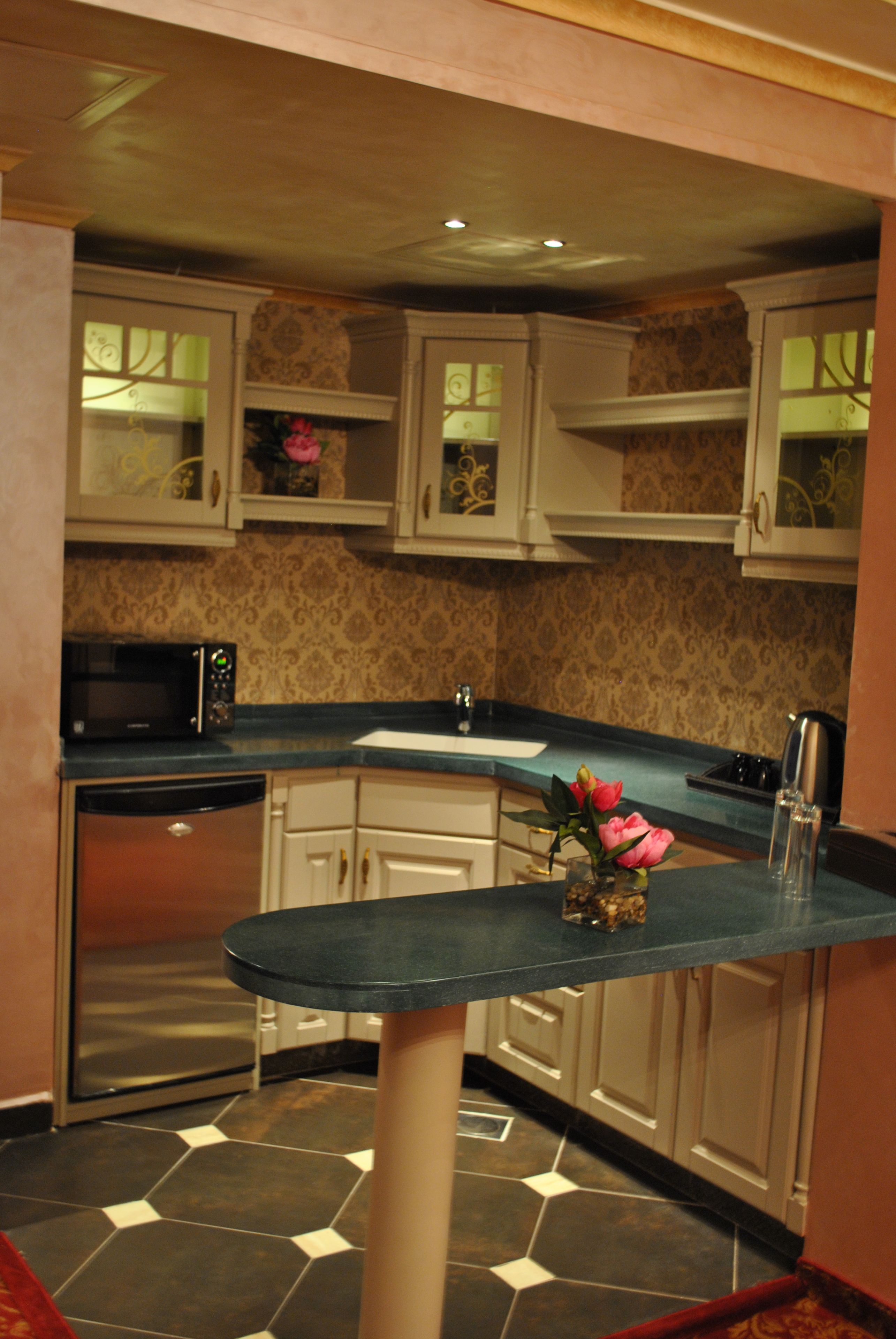 executive suite, 1 bedroom, balcony | private kitchenette | fridge, coffee/tea maker, electric kettle