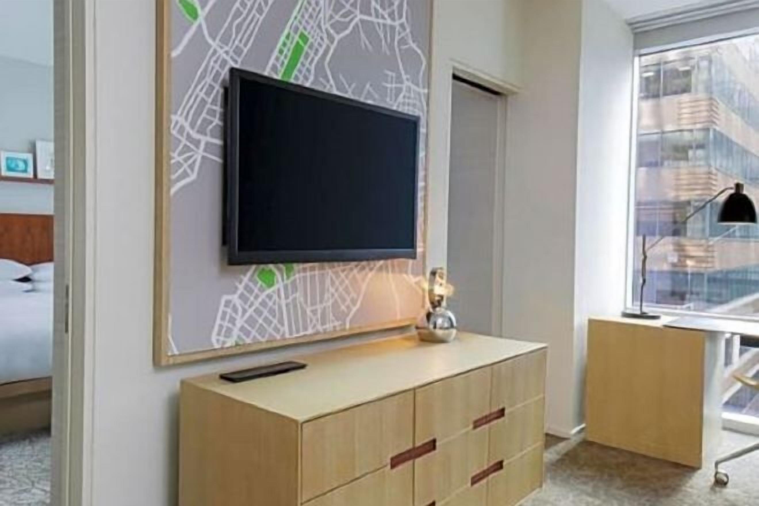 Zimmersafe, Schreibtisch, laptopgeeigneter Arbeitsplatz