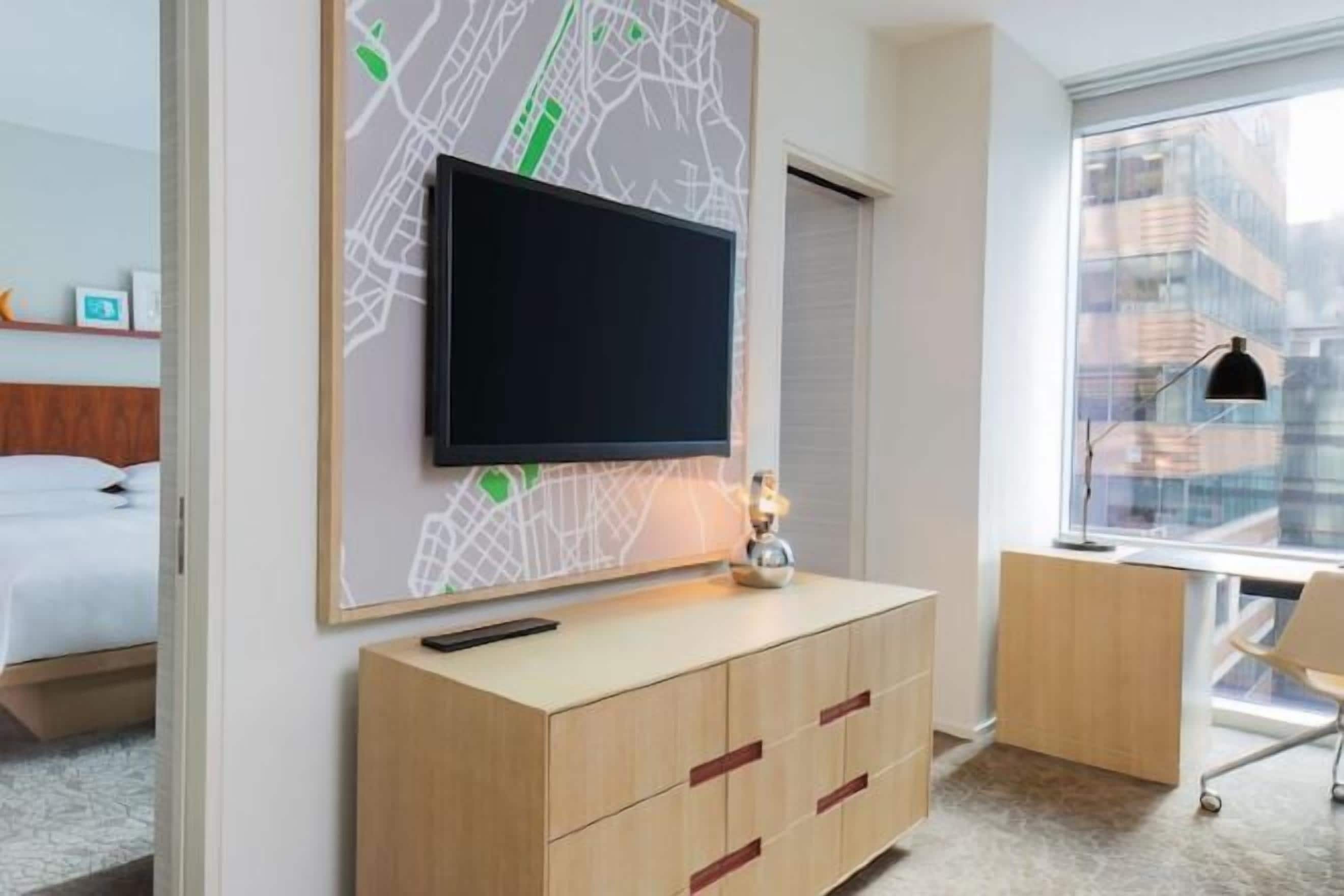 Zimmersafe, Schreibtisch, laptopgeeigneter Arbeitsplatz