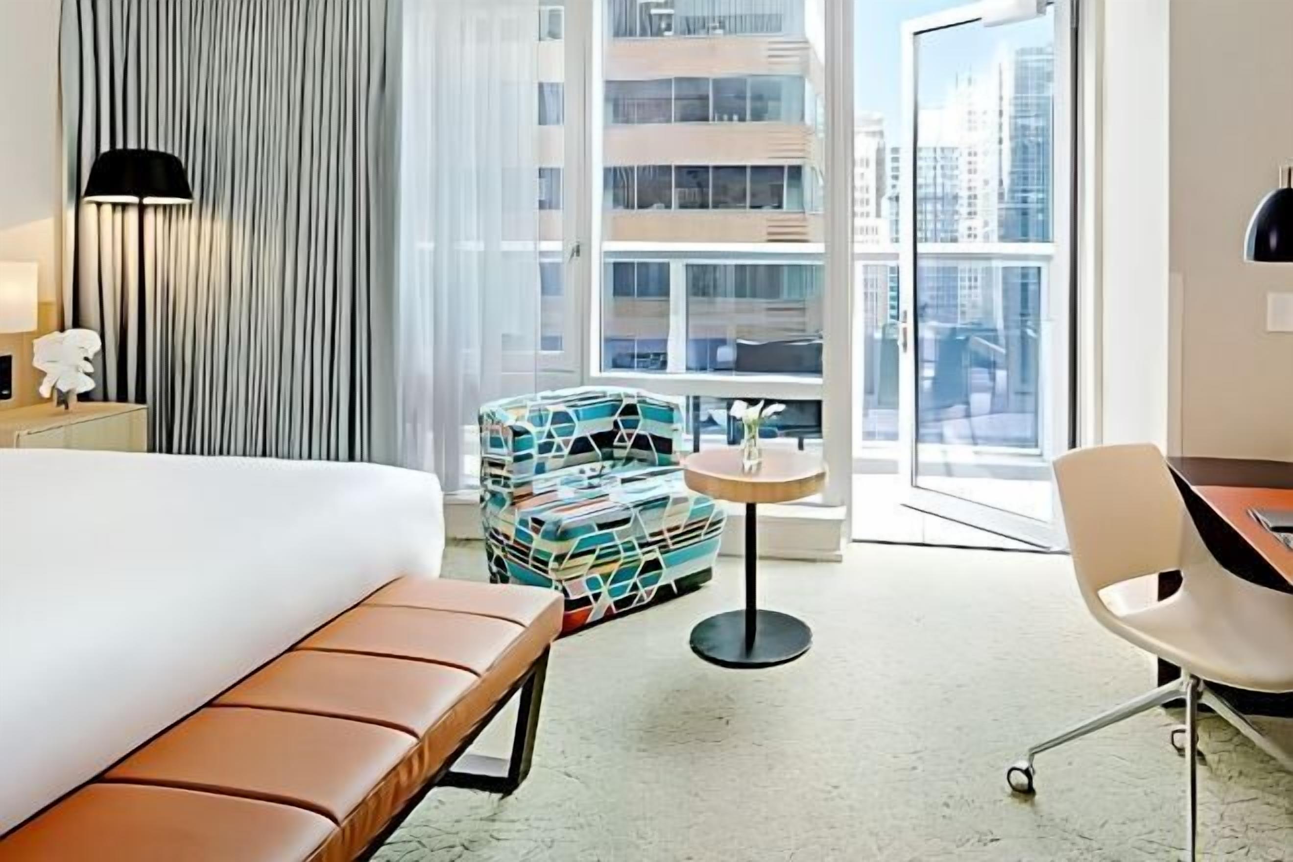 Zimmersafe, Schreibtisch, laptopgeeigneter Arbeitsplatz