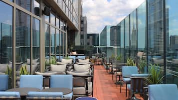 Bar met dakterras, openluchtdiners, dagelijks geopend