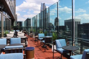 Bar auf der Dachterrasse, Speisen im Freien, täglich geöffnet
