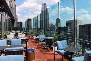 Bar en la azotea, con mesas al aire libre, abre todos los días