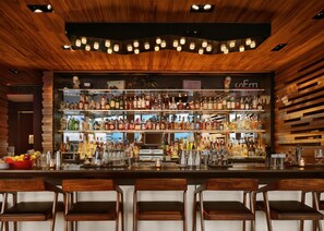 Bar en la azotea, con mesas al aire libre, abre todos los días 