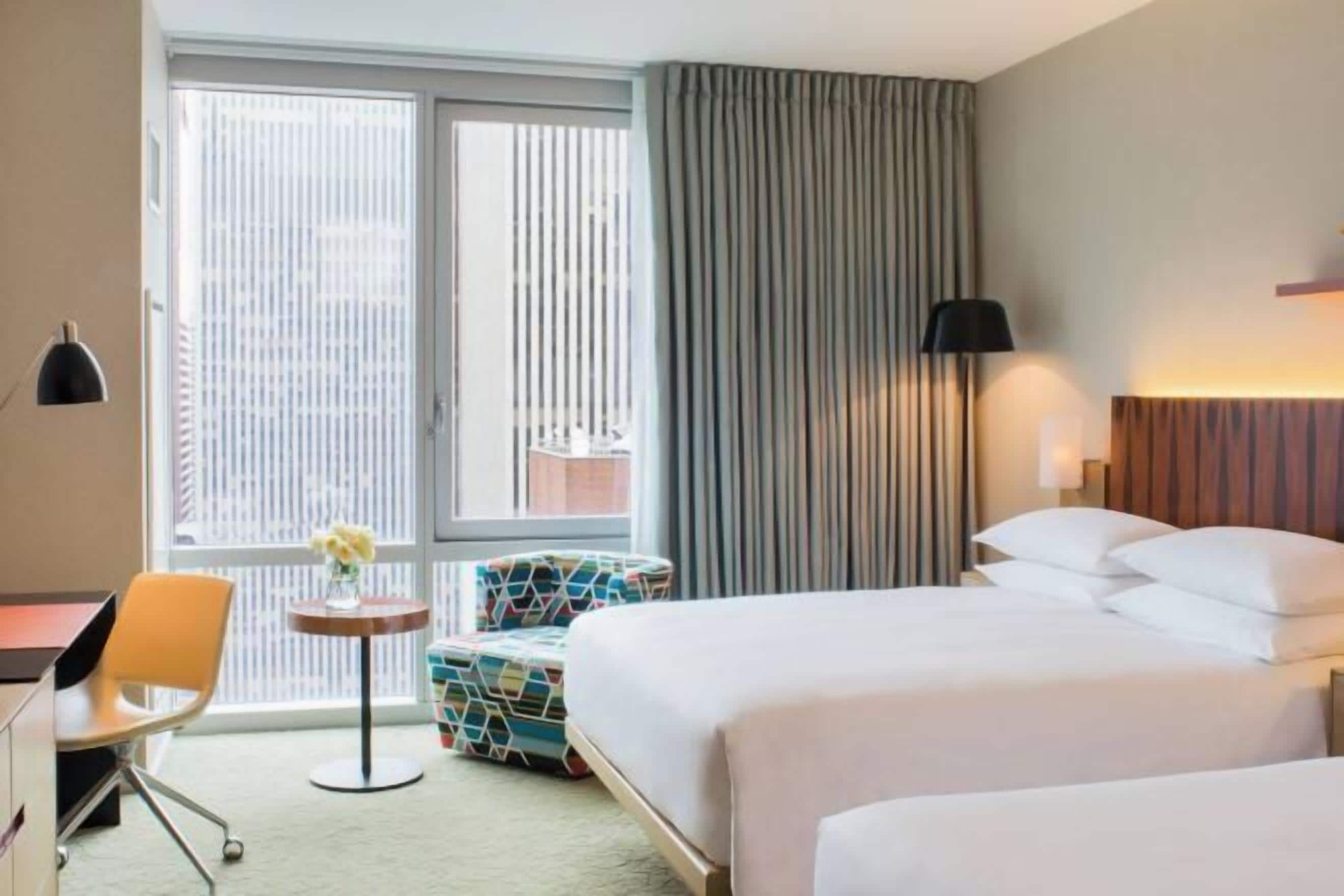 Zimmersafe, Schreibtisch, laptopgeeigneter Arbeitsplatz