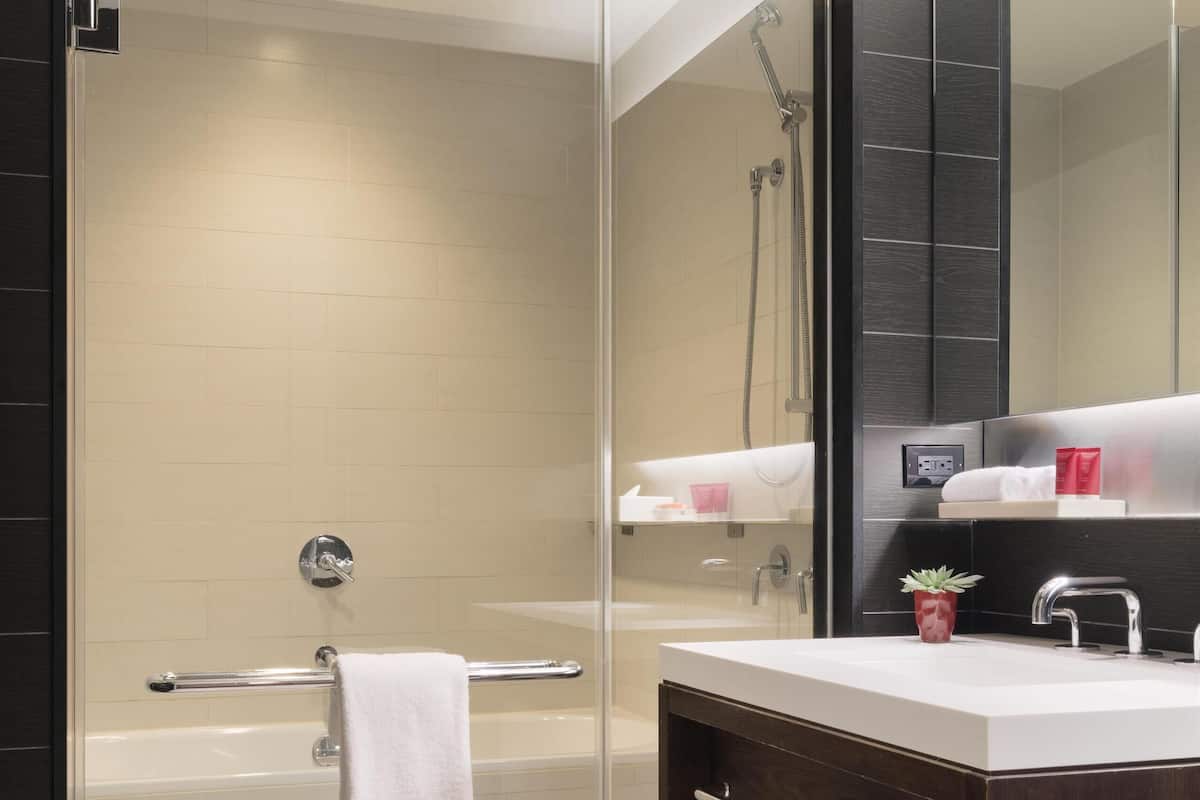 Amenidades de baño gratuitas, secadora de cabello, toallas, jabón