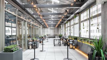 Bar en la azotea, con mesas al aire libre, abre todos los días