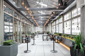 Bar á þaki, veitingaaðstaða utandyra, opið daglega