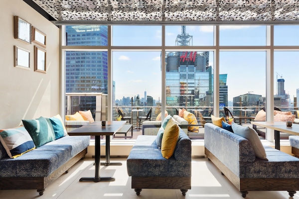 Bar en la azotea con mesas al aire libre (abre todos los días)