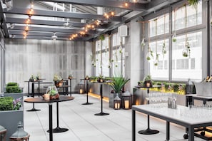 Rooftop bar, al fresco dining, open daily