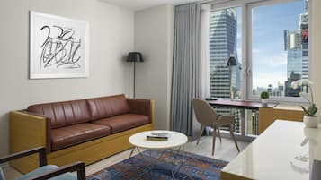 Een kluis op de kamer, een bureau, een laptopwerkplek