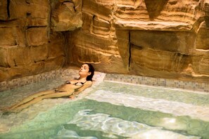 Indoor spa tub - Laqua by the Sea (Meta)