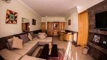 Cubrecamas y caja de seguridad en la habitación